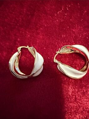 Vintage like new Gold-Tone White Enamel Twisted Hoop Earrings pierced